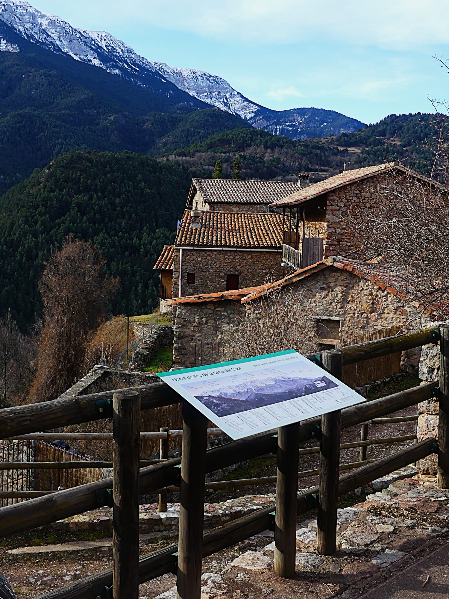 Plafó informatiu amb noms de lloc de la serra del Cadí