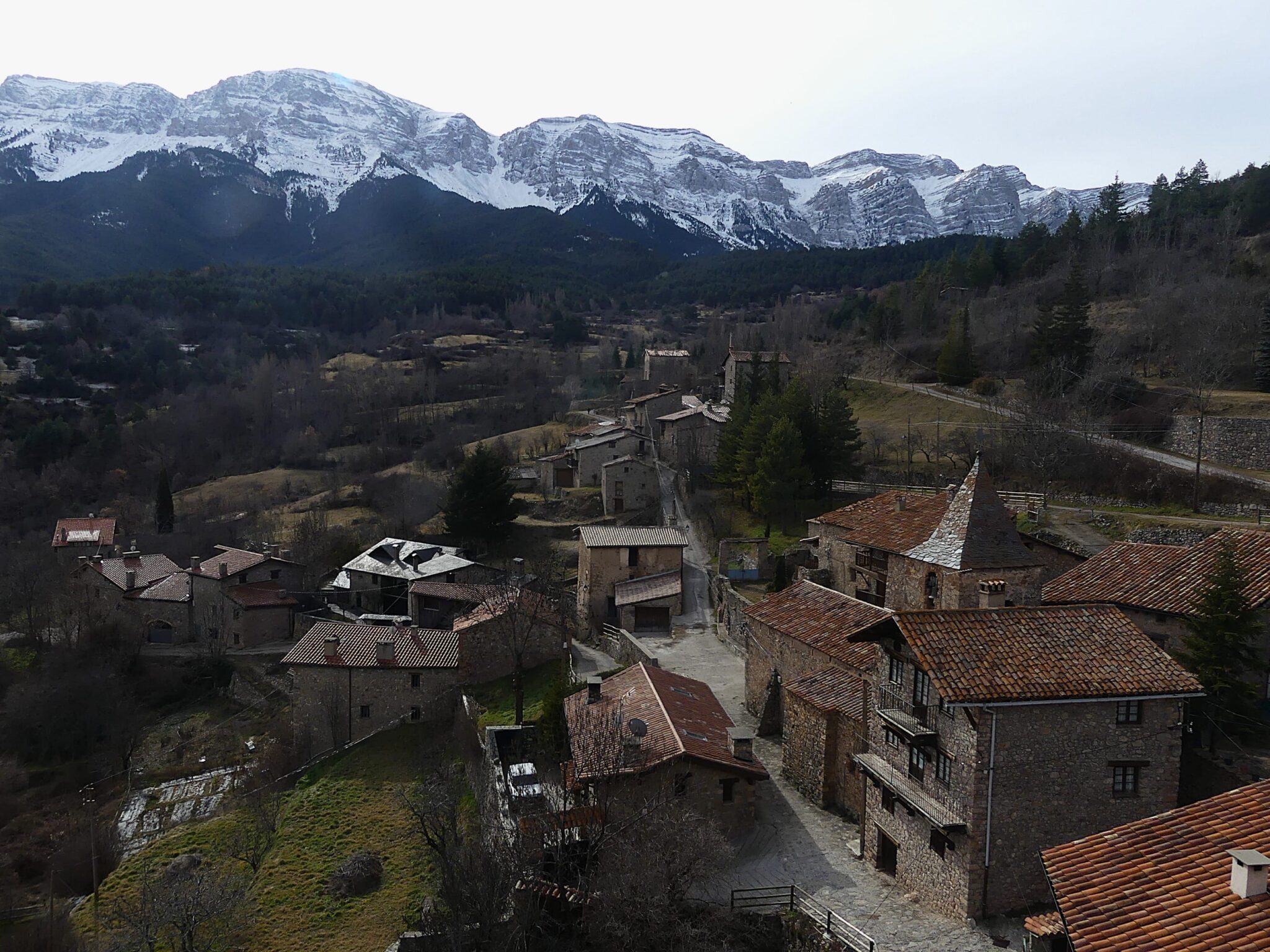 Vista panoràmica de Querforadat amb el Cadí al fons