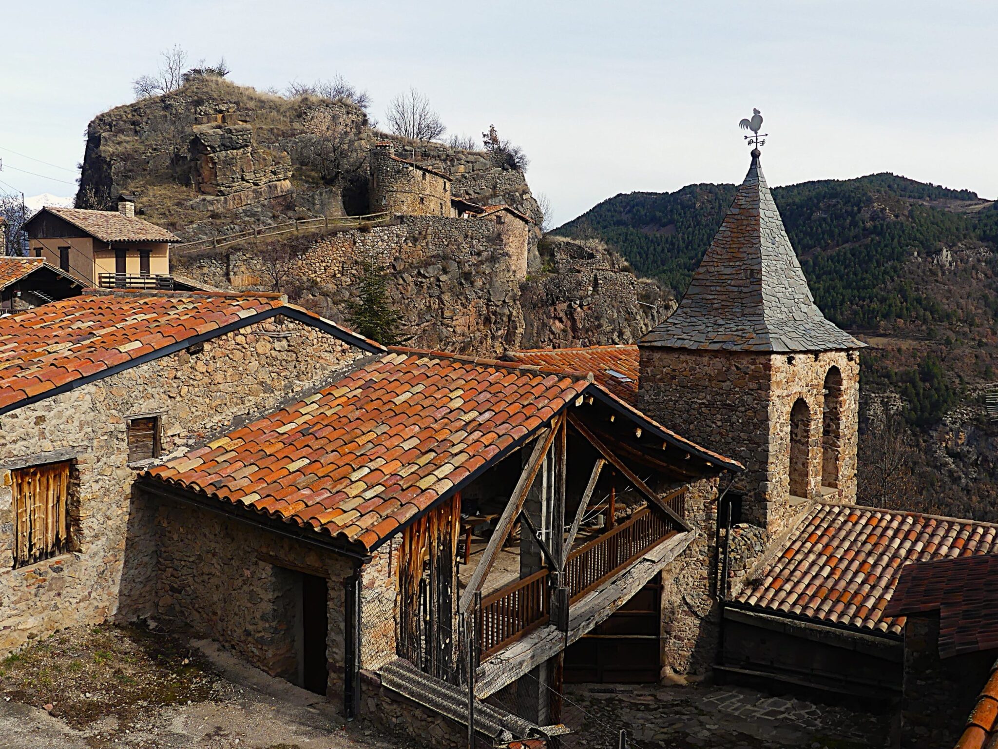Detall de la Roca Foradada i el Castell del Quer