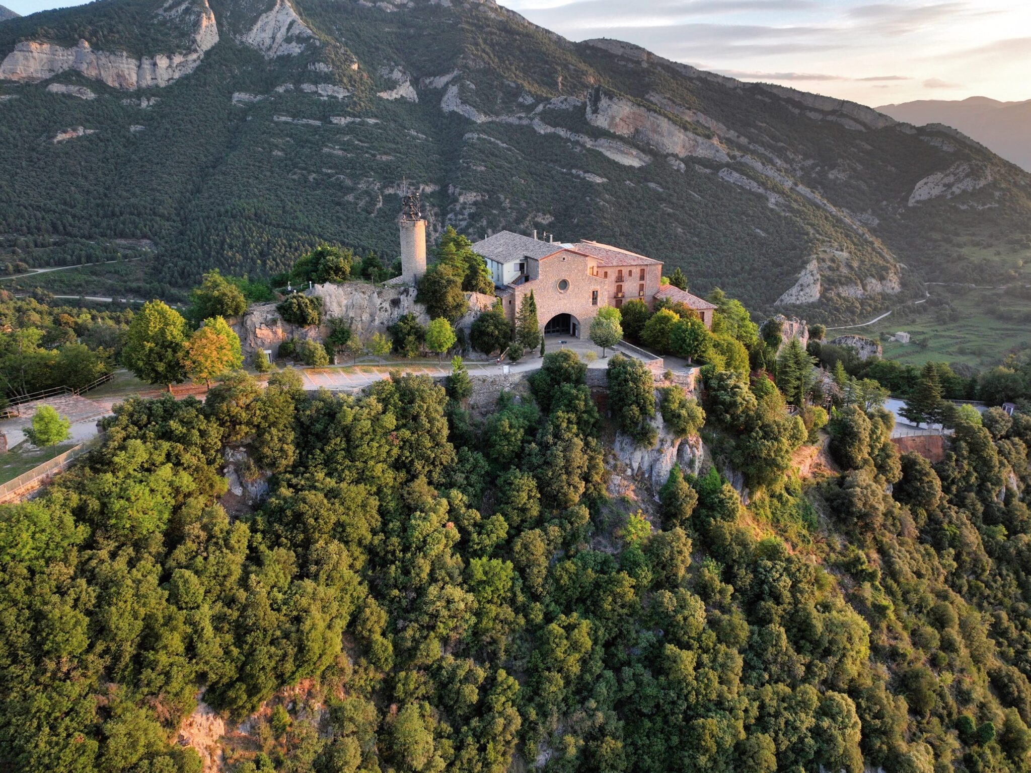 Vista aèria del Santuari de Queralt, situat en un promontori rocallós envoltat de bosc i muntanyes