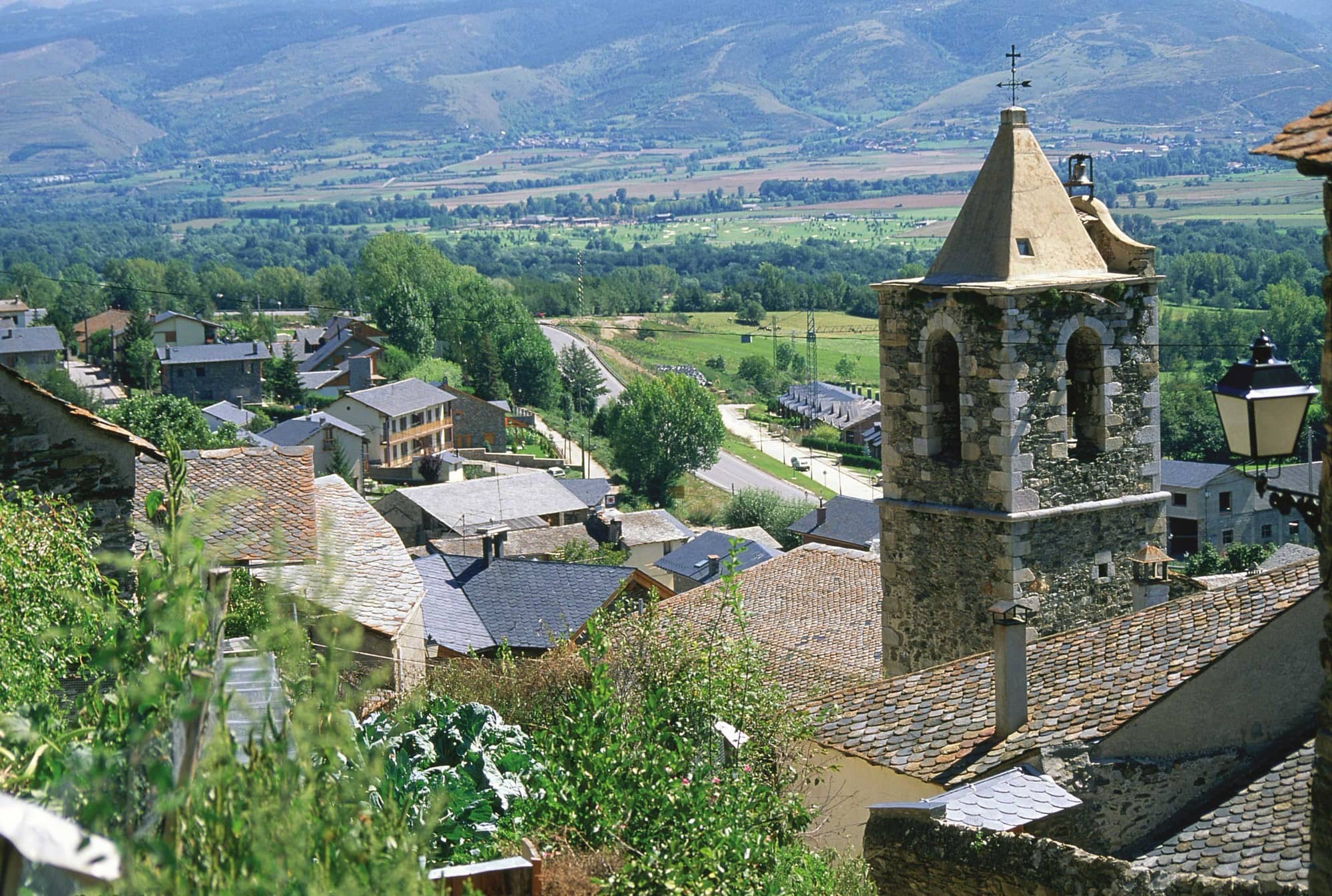 Vista panoràmica de Ger amb el campanar de pedra i el paisatge pirinenc