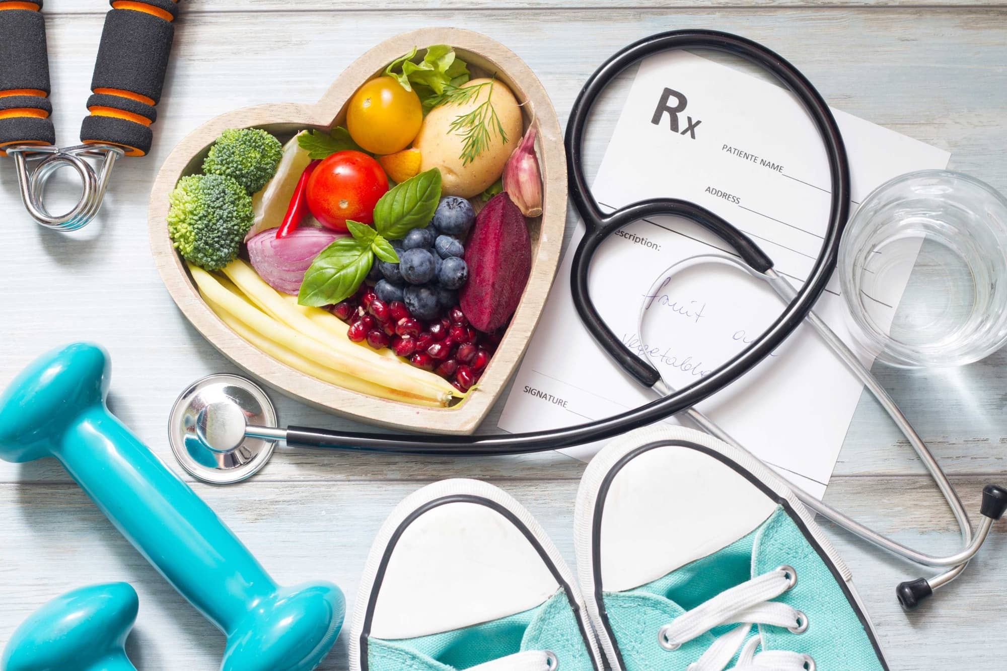 Elements relacionats amb la salut cardiovascular: aliments frescos, estetoscopi, receta mèdica i zapatilla esportiva