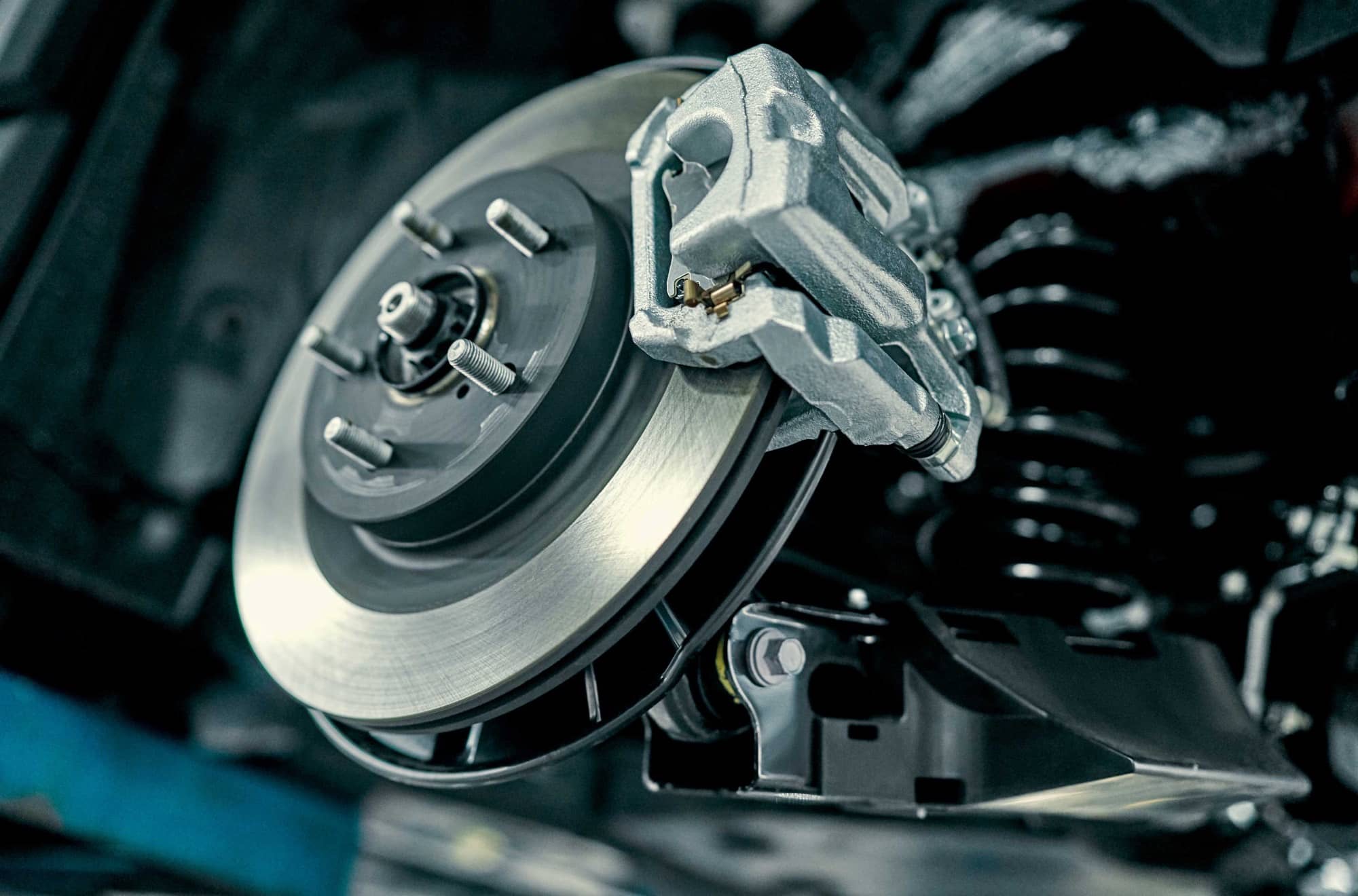 Detall d’un sistema de frenada amb disc, pinça i components mecànics