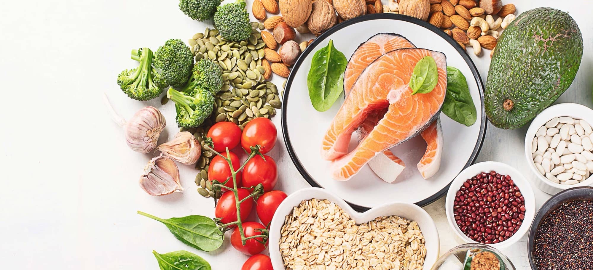 Aliments frescos i saludables disposats en forma de cor, amb fruites, verdures i cereals integrals