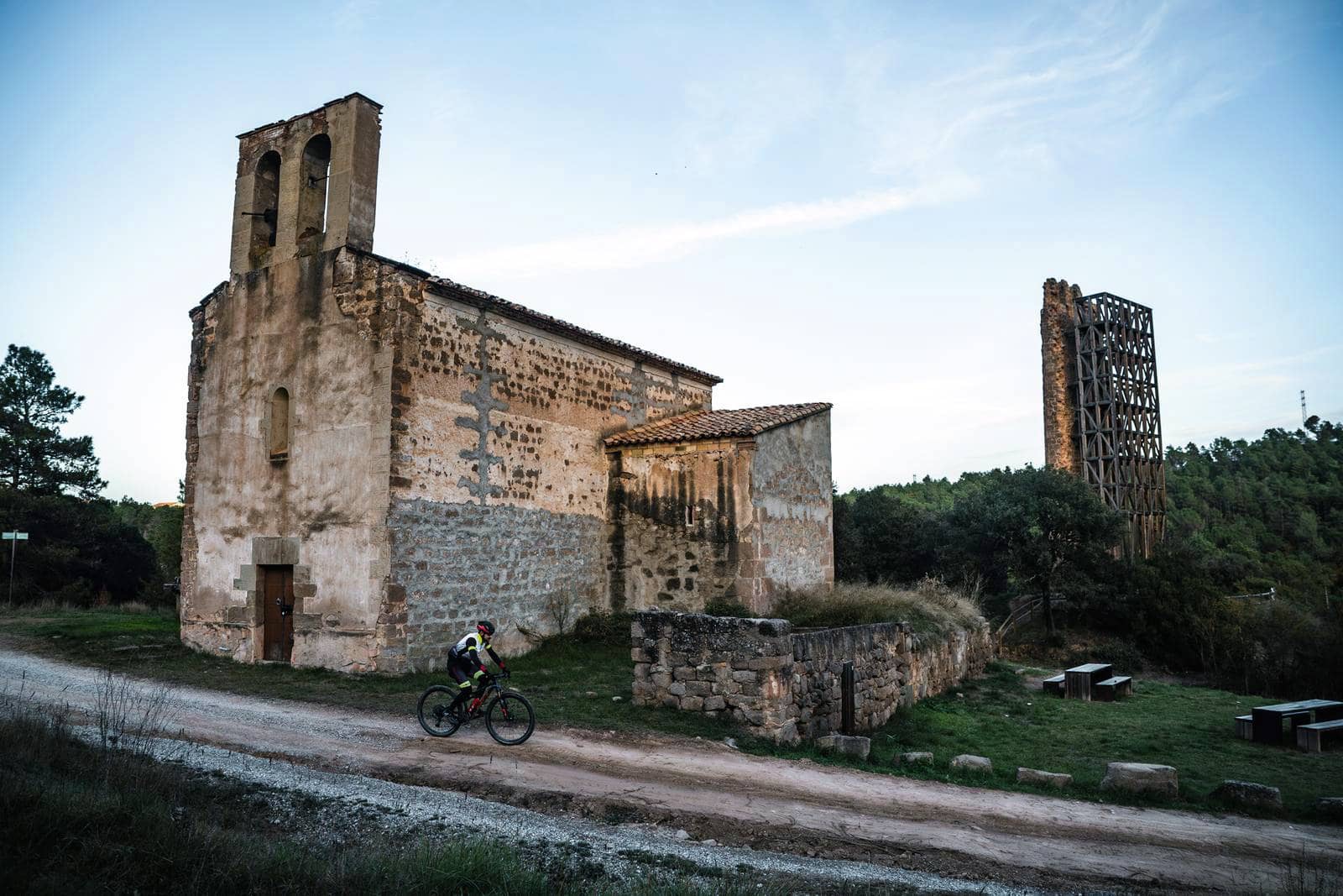Ciclista pedalant per un camí de terra a Cal Marçal