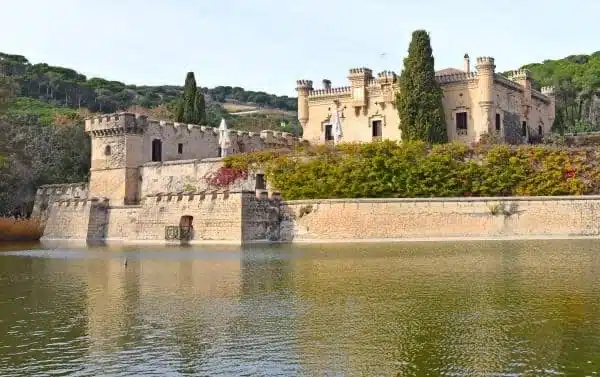 Castell i entorn natural del parc de Can Jalpí