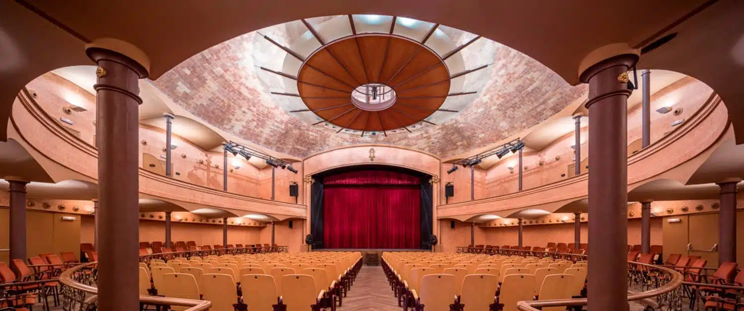 Interior del Teatre de la Massa amb cúpula i graderia