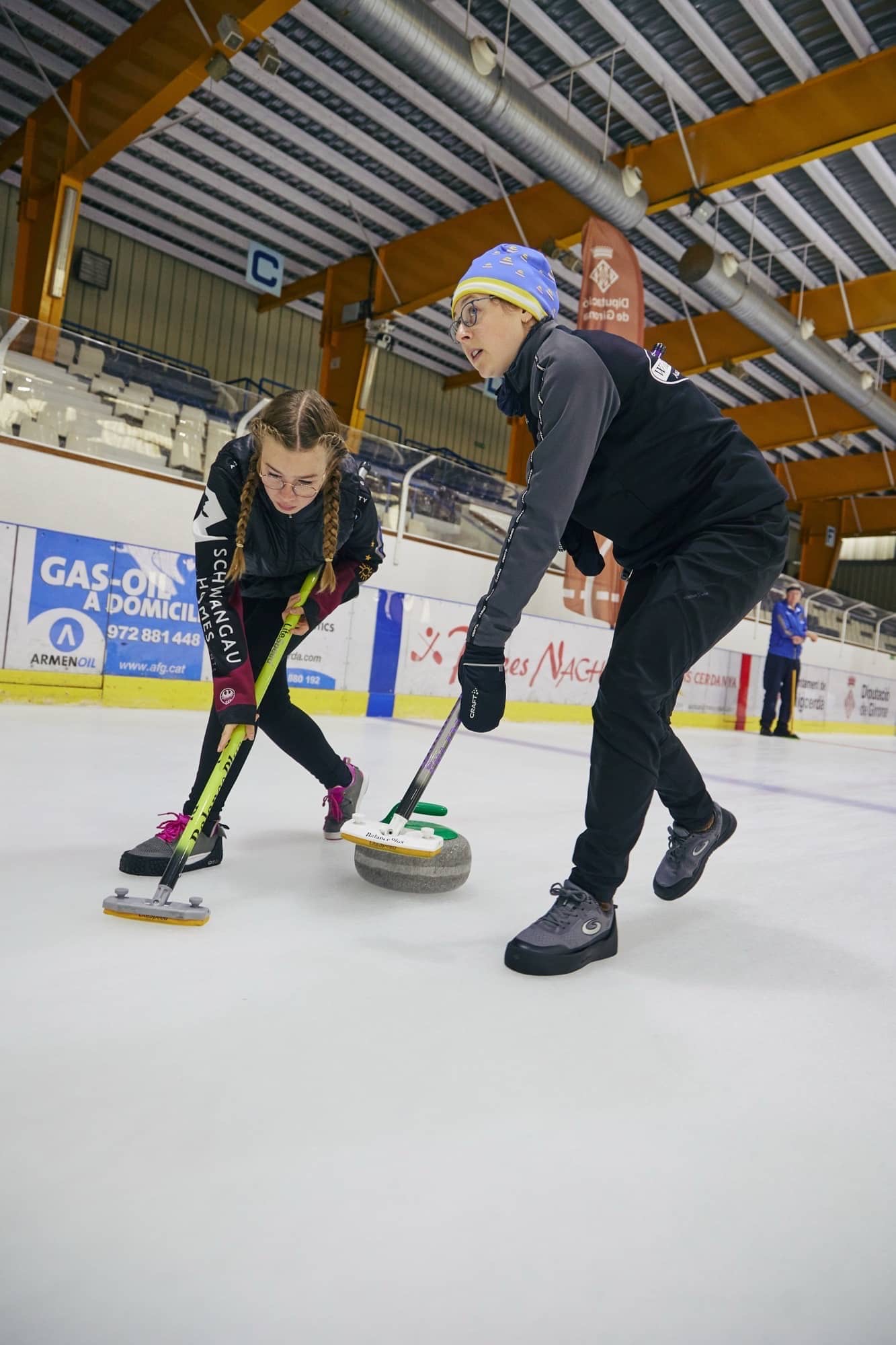 Partit de curling a la pista de gel del Poliesportiu de Puigcerdà