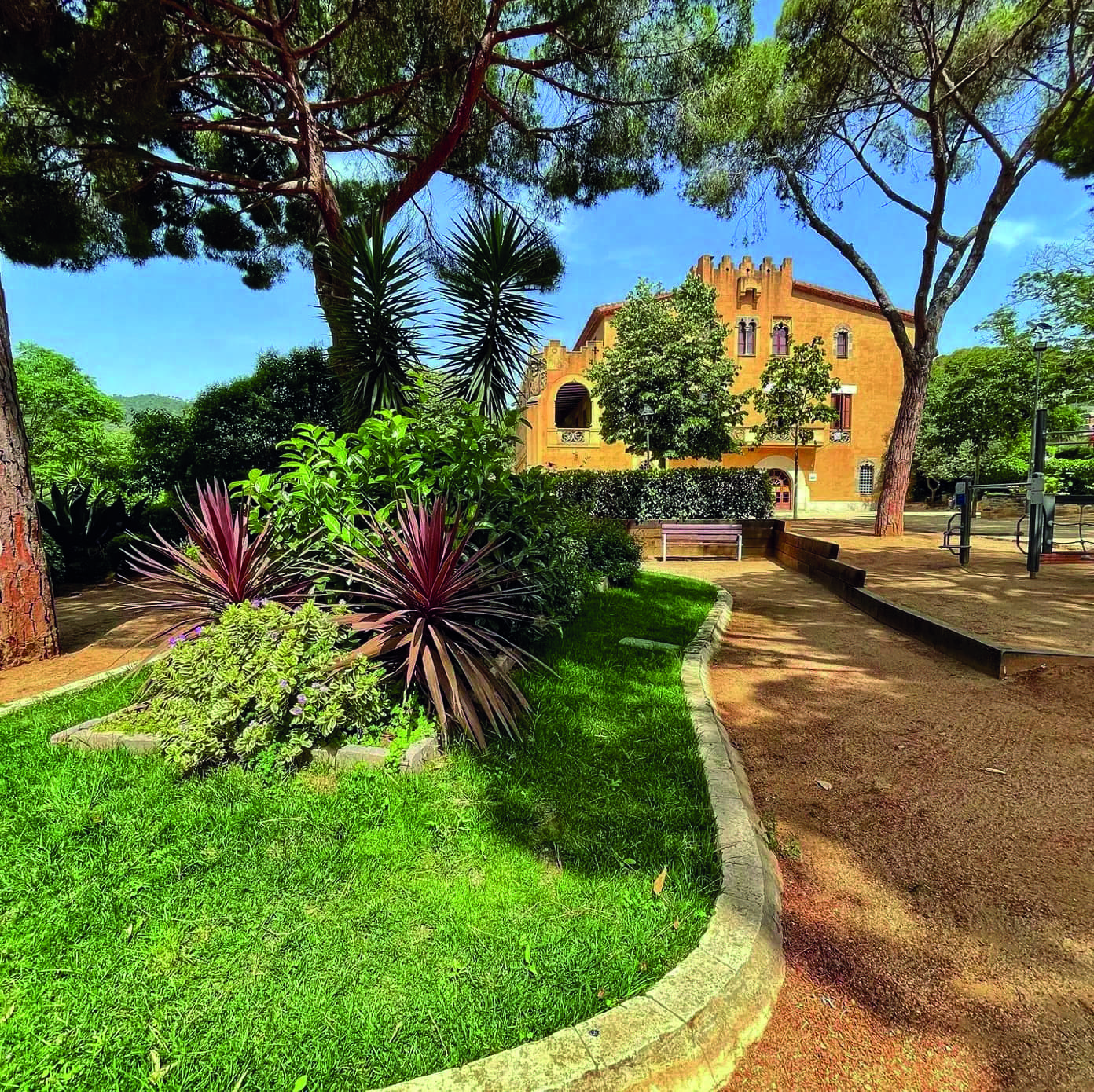 Masia de Can Rafart en un entorn de jardins i arbredes a Vilassar de Dalt