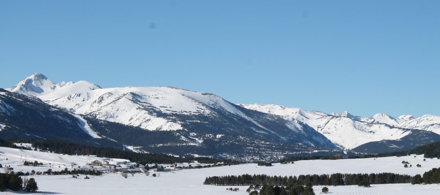 El Pam vist des del pla de la Quillane, amb els Pics Perics al darrera