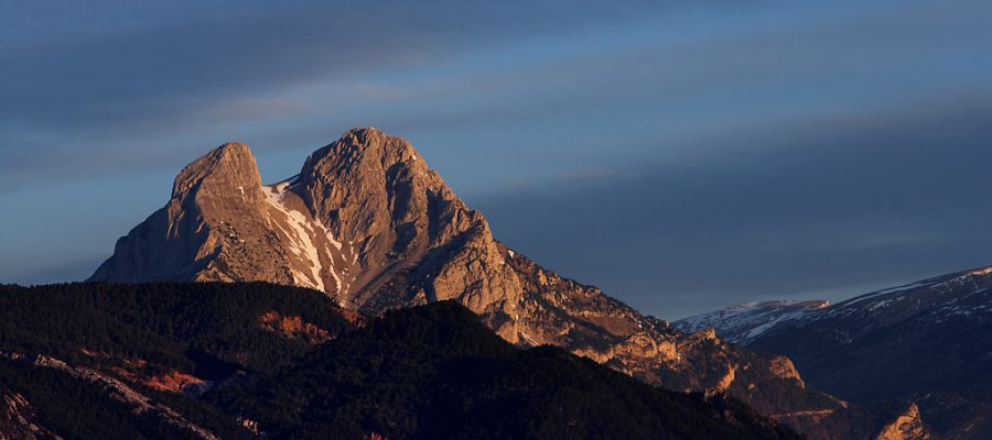 La silueta del Pedraforca des del capdemunt del serrat de Sant Joan amb la primera llum del sol,
Vallcebre, el Bergued, Barcelona