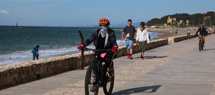 Ciclistes i persones caminant en un passeig marítim en el primer dia permès per sortir a passejar i practicar esport (Foto: ACN).