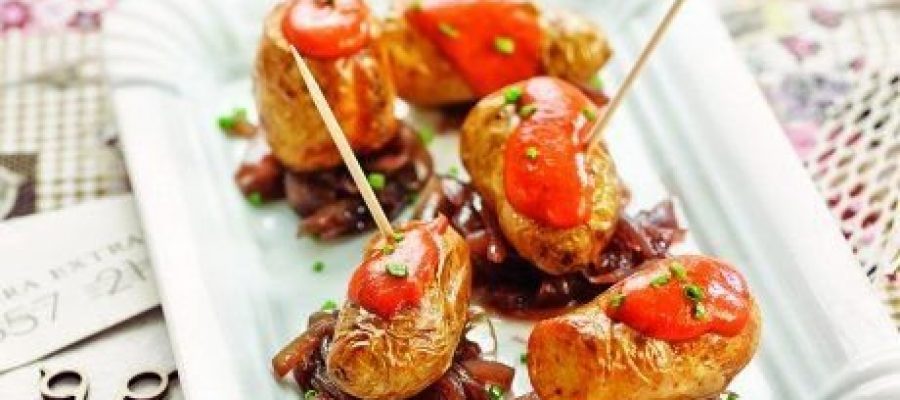 Patates amb ceba caramel·litzada amb vi negre i salsa brava