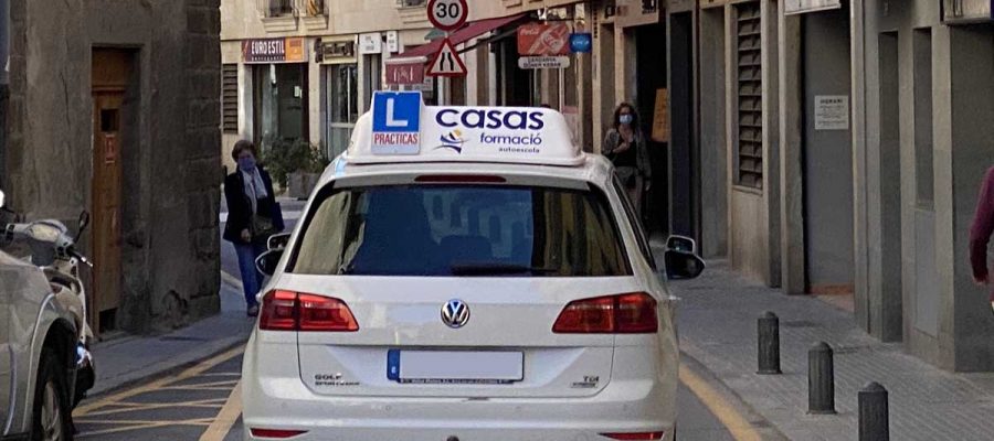 Vehicle de l'Autoescola Casas Formació de Puigcerdà circulant avui pels carrers de la capital cerdana (Foto: IST).|Obertura de les autoescoles de la Cerdanya|Vehicle d'autoescola circulant avui per Puigcerdà (Foto: IST).
