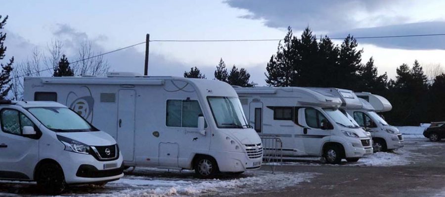 Autocaravana exposada en un concessionari (Foto: ACN).|Autocaravanes a l'aparcament de Masella l'hivern passat (Foto: IST).