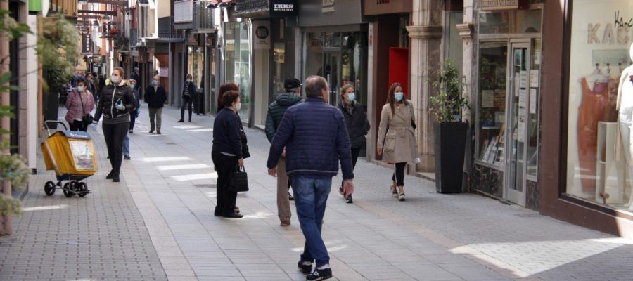 Carrer Major de Puigcerdà on es veuen botigues obertes i gent passejant amb mascareta (Foto: ACN).