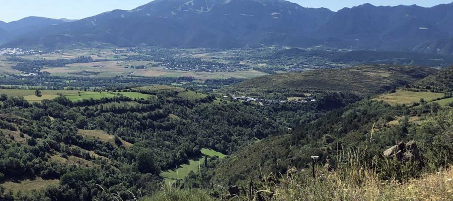 Vista de la Cerdanya i muntanya de la Tosa al fons des de la vall del riu Duran (Foto: IST).