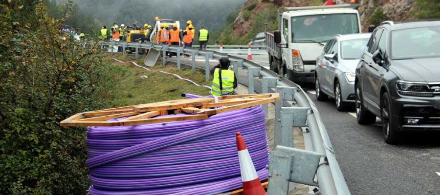 Treballs d'instal·lació de la fibra òptica a l'eix del Llobregat