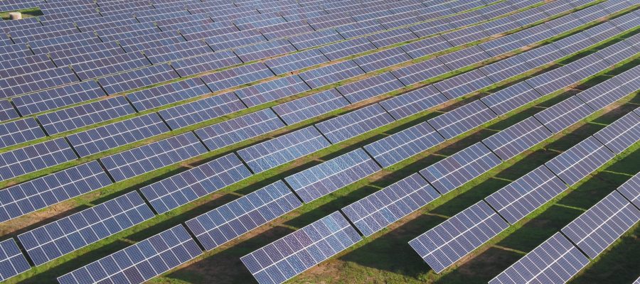 Pla mitjà de la planta solar fotovoltaica de Som Energia a Lora del Río. Foto publicada el 25 de setembre del 2019 (horitzontal)