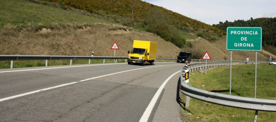 Pla obert on es veuen cotxes circulant per la carretera N-260 a Cerdanya