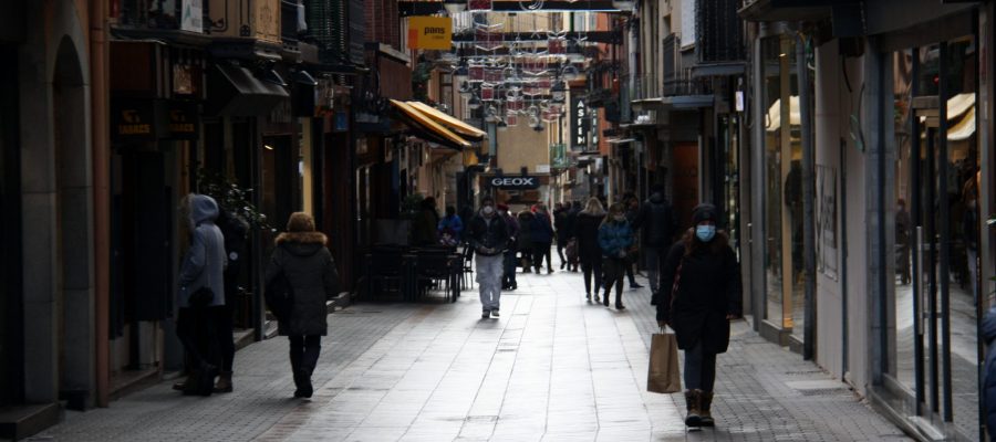 Pla obert on es veu gent passejant aquest divendres al carrer Major de Puigcerdà