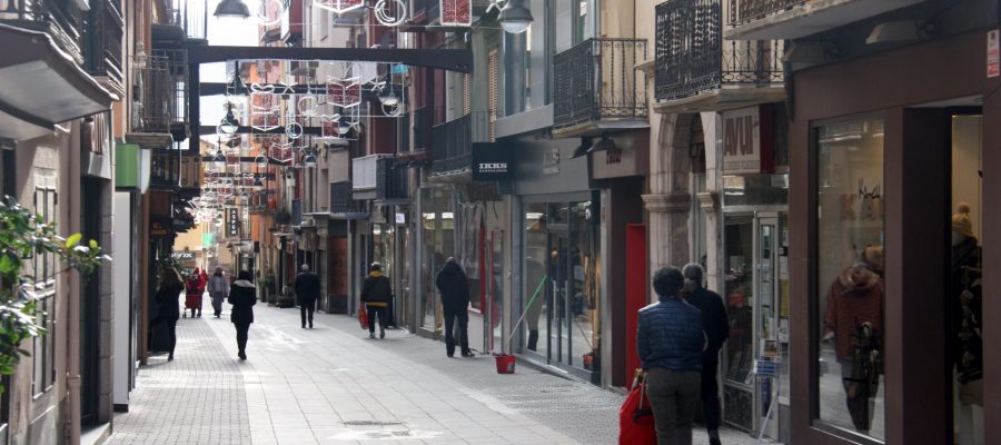 Pla obert on es veuen algunes persones passejant pel carrer Major de Puigcerdà