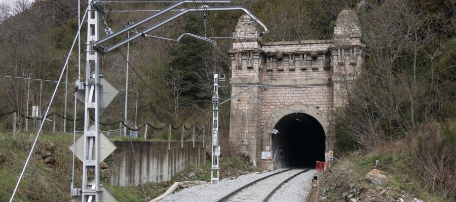 Pla obert de l'entrada del túnel de Toses (Ripollès) per on hi circulen els trens de l'R3 en direcció a Puigcerdà. Imatge del 30 d'abril de 2021 (Horitzontal).