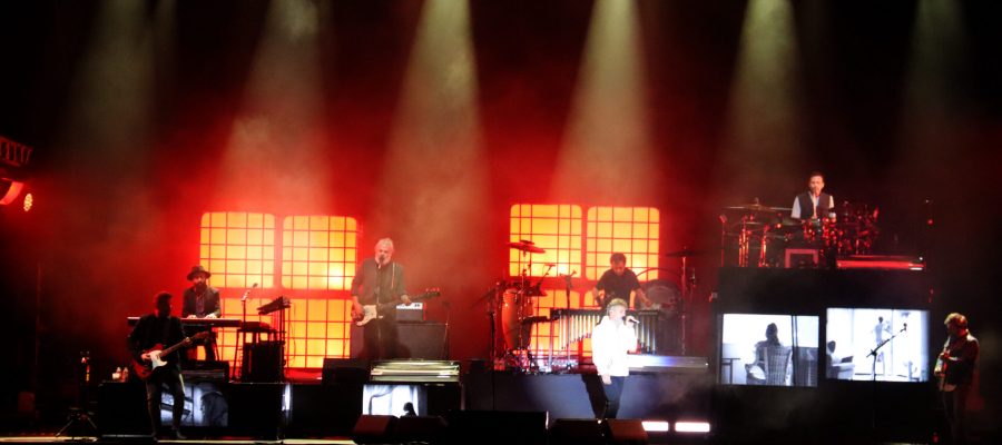 Pla obert de l'actuació de Love of Lesbian a la zona de l'auditori del Cerdanya Music Festival, en un espai natural d'Alp (Cerdanya). Imatge del 23 d'agost de 2021. (Horitzontal)