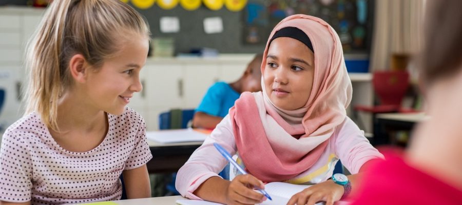 Nens d'origen o ètnies diferents compartint aula