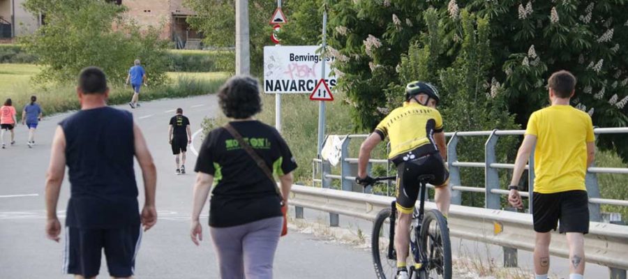 Veïns de Navarcles passejant i fent esport al camí de Sant Benet