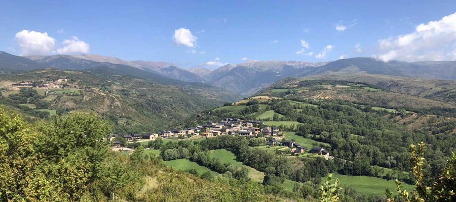 El petit poble d'Olopte vist des de les proximitats del Tossal