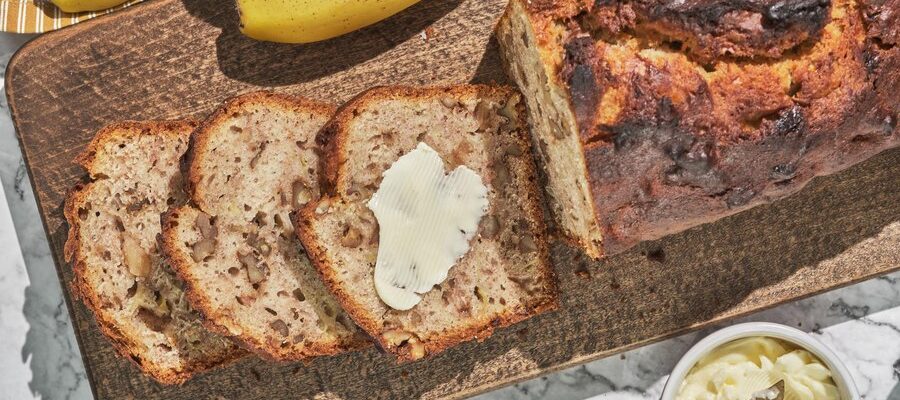 pan-nuez-platano-casero-cortado-rodajas_255424-4092