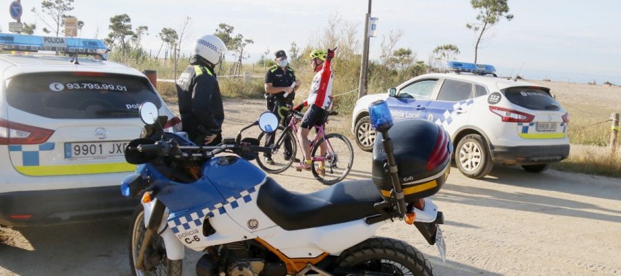 La Policia Local d'Arenys de Mar informa un ciclista de la finalització del terme municipal
