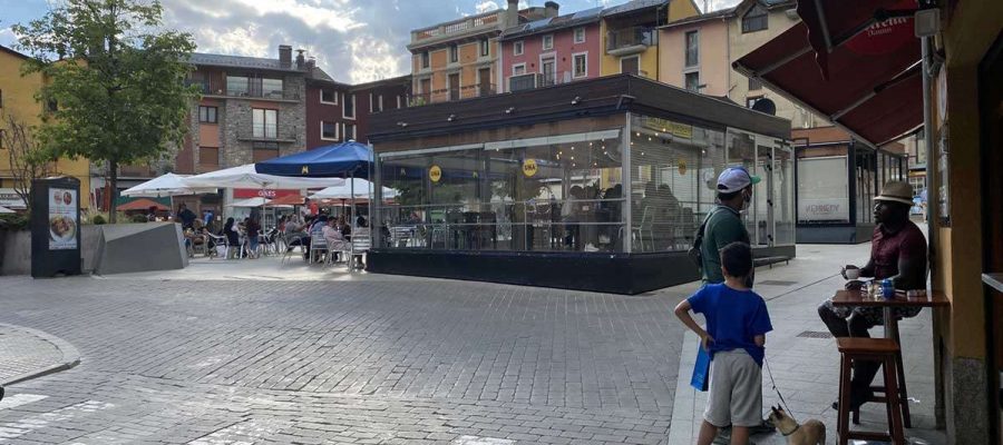 La Cerdanya entra dilluns a la Fase 3. Carrer Major de Puigcerdà la setmana passada (Foto: IST).|La Cerdanya entra dilluns a la Fase 3. Plaça dels Herois de Puigcerdà la setmana passada (Foto: IST).