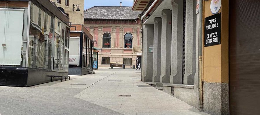 Alguns dels restaurants de Puigcerdà comencen a preparar-se per obrir en la Fase 1 (Foto: PANXING).|Dues pizzeries de Puigcerdà en l'actual fase 0 del confinament (Foto: Pànxing Cerdanya).|Restaurants de la zona Plaça dels Herois i Plaça Santa Maria de Puigcerdà (Foto: Pànxing Cerdanya).|