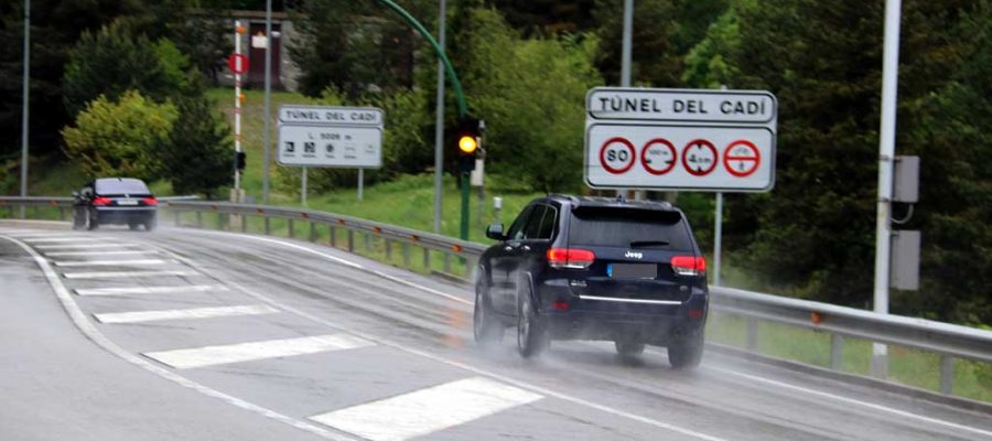 Fotografia aèria del túnel del Cadí i la muntanya de la Tosa (Foto: IST).|Accés al peatge del Túnel del Cadí|Vehicles accedint al Túnel del Cadí (Foto: ACN).