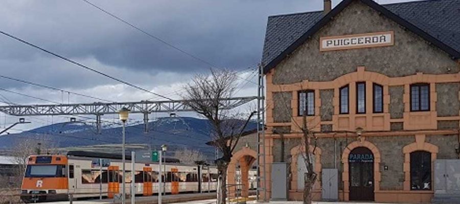 Tren de Rodalies circulant davant l'estació de Puigcerdà avui 25 de maig (Foto: ACN).