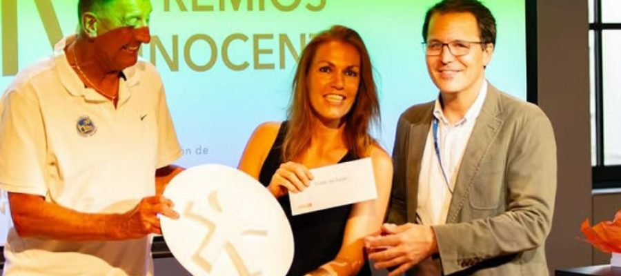 Alba Olcina, responsable de l'equip de bàsquet inclusiu Únics Cerdanya, recollint un dels premis de la Fundación Inocente. Font: Únics Cerdanya